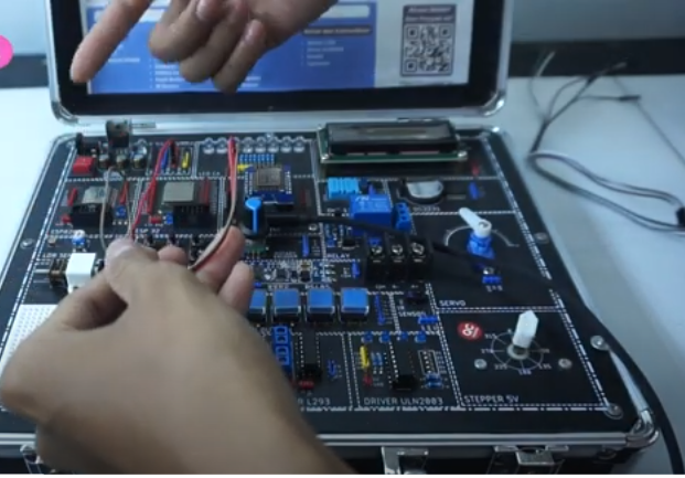 Pintu Otomatis Dengan Trainer IoT Kit